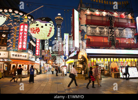 Quartiere Shinsekai, ad Osaka, in Giappone, è stato creato nel 1912 con New York come un modello per la sua metà meridionale e Parigi per la sua northe Foto Stock