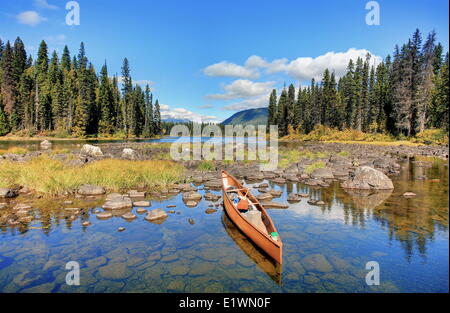 Una canoa in laguna di Diamante, Murtle lago Grey Park, British Columbia, Canada, Darrel Giesbrecht Foto Stock