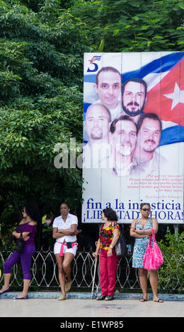 Scena di strada con un murale di cinque cubani, noto anche come Cinque di Miami,l'Avana, Cuba Foto Stock