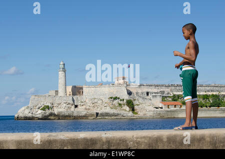 La pesca il porto, Morro Castello, al di là di una suggestiva rocca custodisce l'ingresso alla Baia dell Avana, Havana, Cuba Foto Stock