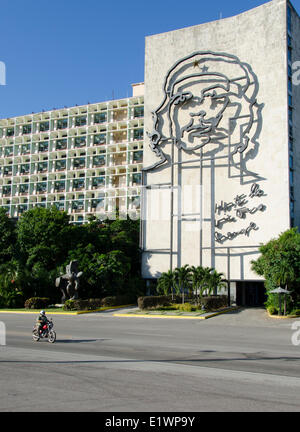 Ministero dell'interno edificio in Plaza de la Revolucion con Che Guevera, Havana, Cuba Foto Stock