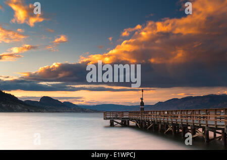 Tramonto sul lago Okanagan , Penticton, British Columbia, Canada. Foto Stock