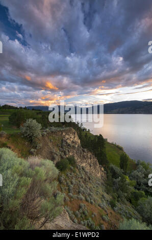 Colorato il cielo al tramonto sopra il Lago Okanagan in Penticton, British Columbia, Canada. Foto Stock