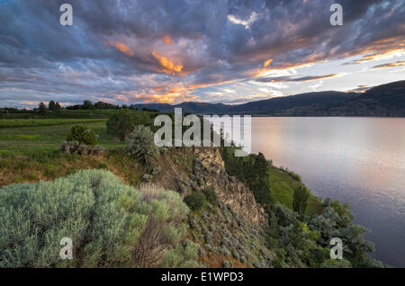 Colorato il cielo al tramonto sopra il Lago Okanagan in Penticton, British Columbia, Canada. Foto Stock