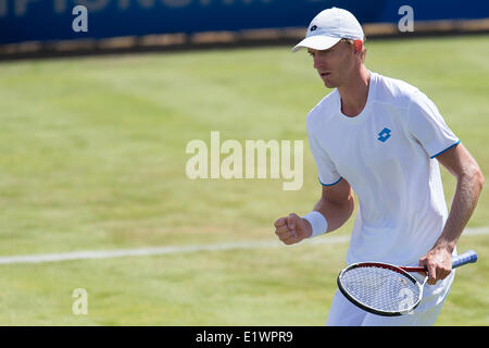 Londra, Regno Unito. Decimo Giugno, 2014. Kevin Anderson di Sud Africa festeggia a vincere un punto contro Daniel Evans del Regno Unito durante gli uomini del giorno due corrispondono a Aegon i campionati di tennis torneo tenutasi presso il Queens Club. Credit: Azione Plus immagini di sport/Alamy Live News Foto Stock