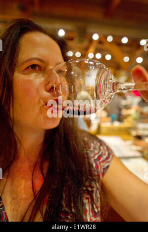 La donna la degustazione di vino a Napa Valley winery Foto Stock