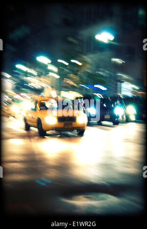 New York taxi giallo su una strada di notte Foto Stock