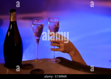 Donne attraenti rilassante nel caldo del tubo e bere champagne Vigilia di Capodanno Foto Stock