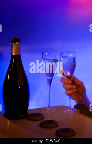 Donne attraenti rilassante nel caldo del tubo e bere champagne Vigilia di Capodanno Foto Stock