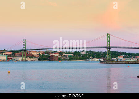 Angus L. Macdonald Ponte del Porto di Halifax, Nova Scotia, Canada Foto Stock