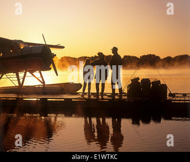 La famiglia sul piano di flottazione dock, lungo il Fiume Rosso, Manitoba, Canada Foto Stock