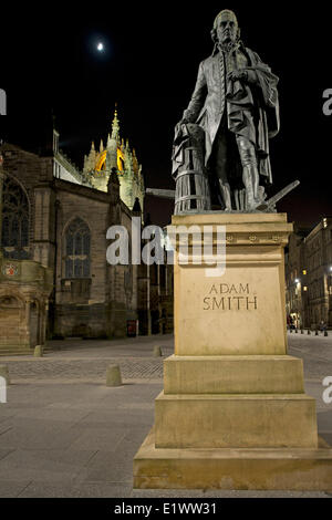 Adam Smith un monumento in piedi oltre la cattedrale di St. Giles sul Royal Mile di Edimburgo, Scozia Foto Stock