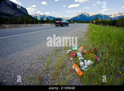 Garbage stradale sulla Trans Canada Highway, il Parco Nazionale di Banff, Alberta, Canada. Foto Stock