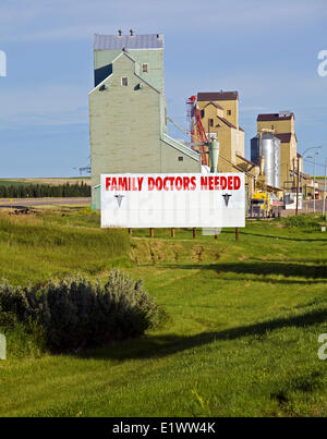 Strada per la pubblicità tramite Affissioni medici necessari nelle comunità rurali, Alberta, Canada. Foto Stock