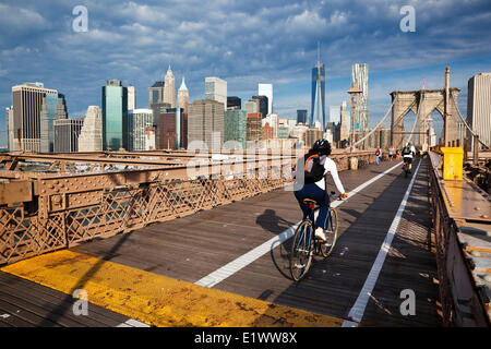 Lo spanning di East River tra Manhattan e Brooklyn, il Ponte di Brooklyn offre un ampio marciapiede al di sopra di un 6-lane carreggiata tha Foto Stock