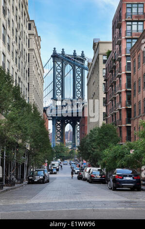 Dumbo, che sta per scendere sotto il Manhattan Bridge cavalcavia, è un quartiere di Brooklyn che è accoccolato tra l'uomo Foto Stock