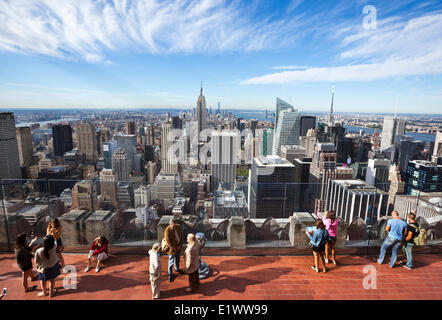 Angolo di alta vista di midtown Manhattan insieme con una sezione del settantesimo piano observation deck al Rockefeller Center di New York Foto Stock