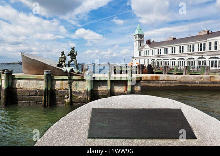 Il memorial dedicato alla American merchant marines perso come mare poiché la guerra rivoluzionaria per il presente. Scolpito da Marisol Foto Stock