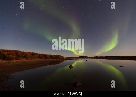 Miniera di gigante di città e Aurora Boreale, Northwest Territories, Canada Foto Stock