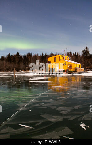 Miniera di gigante di città e Aurora Boreale, Northwest Territories, Canada Foto Stock