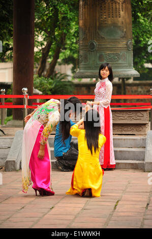 Il vietnamita laureati indossando abiti tradizionali (Ao Dai) al Tempio della Letteratura, Hanoi, Vietnam Foto Stock