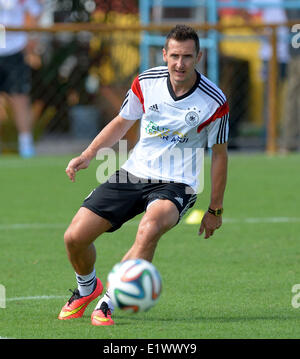 Santo Andre, Brasile. 09 Giugno, 2014. Miroslav KLOSE durante un'apertura sessione di formazione per i visitatori e i tifosi della nazionale tedesca di calcio presso il centro di formazione in Santo Andre, Brasile, 09 giugno 2014. La Coppa del Mondo FIFA 2014 si svolgerà in Brasile dal 12 giugno al 13 luglio 2014. Foto: Thomas Eisenhuth/dpa/Alamy Live News Foto Stock