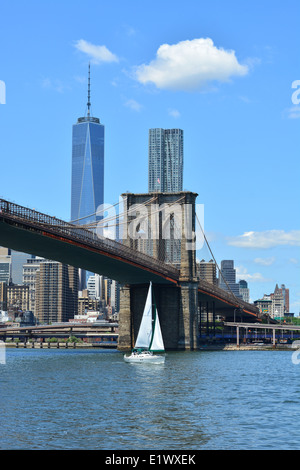 Barca a vela passando sotto il ponte di Brooklyn. Foto Stock