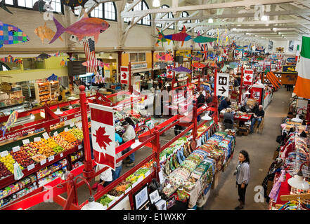 Aperto nel 1876 e situato a Saint John, New Brunswick, la Saint John Città di mercato ha quattro file di bancarelle che copre un intero b Foto Stock