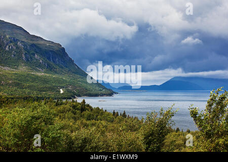 La sezione lungo intervallo di montagna in forte ascesa al di sopra delle isole di Bay nei pressi di Corner Brook Terranova in Canada. La gamma si estende Foto Stock