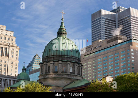 Cupola Marie-Reine-du-Monde (Maria Regina del mondo) Cattedrale fiancheggiata sulla destra dal Queen Elizabeth Hotel Place Ville Foto Stock