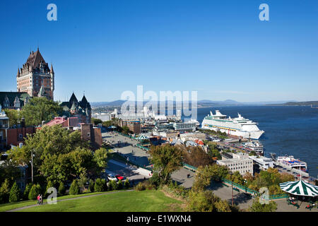 Angolo alto fotografia della parte superiore e inferiore della Città Vecchia Quebec City presi da Cap Diamant. Da sinistra a destra sono le Chateau Fro Foto Stock