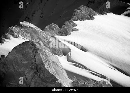 Neve & formazioni di ghiaccio sulla cresta della montagna, foto aerea, B&W, Coast Mountains Sunshine Coast, B.C. Foto Stock