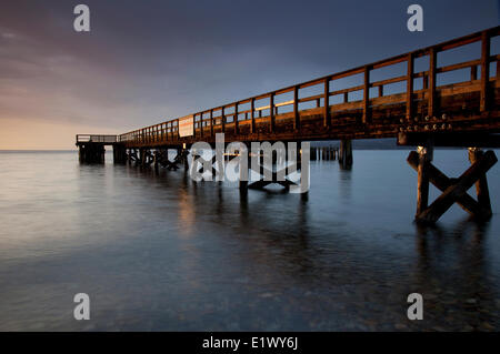Davis Bay Pier, tramonto in inverno, Sunshine Coast, Sechelt, B.C. Il Salish Mare, stretto di Georgia Foto Stock