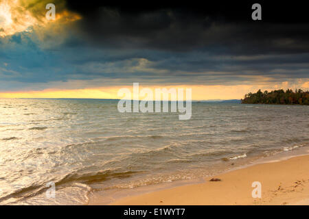 Tempesta su lago Superior, Algoma District, Ontario, Canada Foto Stock