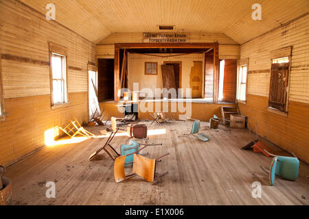 Sedie in comunità abbandonate hall, Alberta, Canada Foto Stock