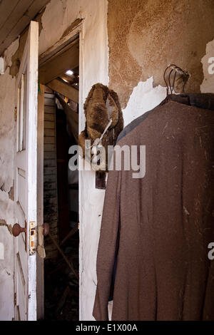 Cappotti di pelliccia e cappello in fattoria abbandonata, Alberta, Canada Foto Stock