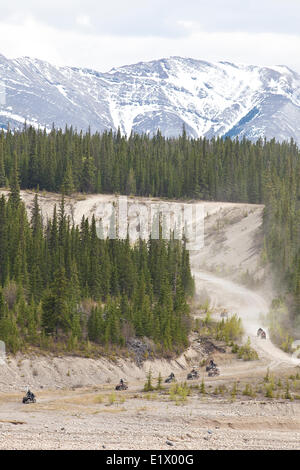 ATV piloti sul sentiero di ghiaia nelle Montagne Rocciose, Alberta, Canada Foto Stock