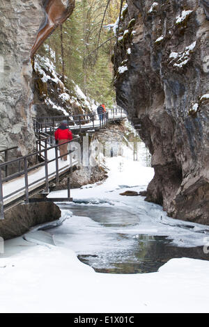 Turisti e cascate gelate in Johnston Canyon, il Parco Nazionale di Banff, Alberta, Canada Foto Stock