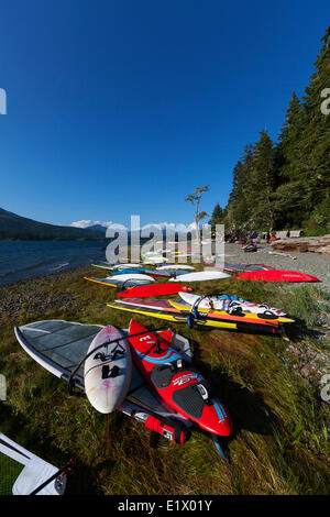 Kite boarder wind surf in tutto il Nord America convergono su acque Nitinat lago dove i venti sono forti prevedibili. Foto Stock