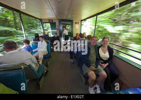 Una coppia senior godere dell'aria fresca allenatori sul Pacifico Alberni treno a vapore come viaggi Port Alberni su McLean Mill Foto Stock