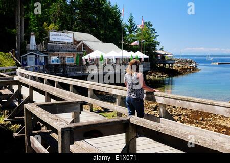 Una donna godendo la vista sul Boardwalk a Lund, BC. Foto Stock