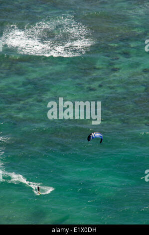 Uomo in parapendio nelle acque in prossimità di Honolulu, Hawaii Foto Stock