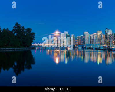 Piena sorgere della Luna sopra Vancouver, Coal Harbour, Vancouver, British Columbia, Canada Foto Stock