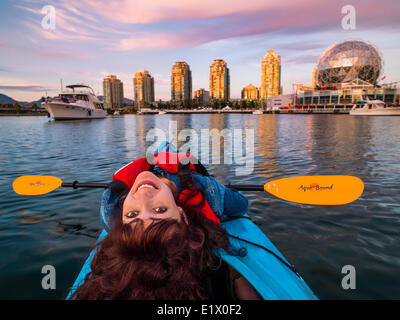 Il kayak. false creek, Vancouver, British Columbia, Canada Foto Stock