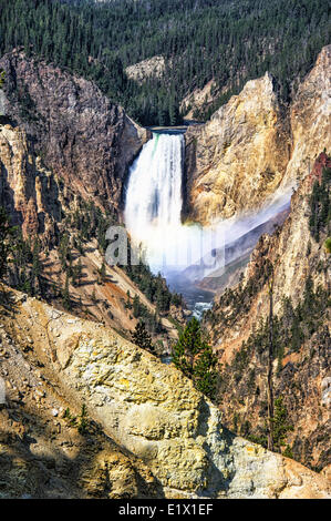 Le cascate Inferiori di Yellowstone Park tumbling nel fiume Yellowstone, parco di Yellowstone, Wyoming USA Foto Stock