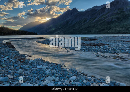 Victoria Creek corre nel Lago Louise, Parco Nazionale Kluane, Yukon. Foto Stock