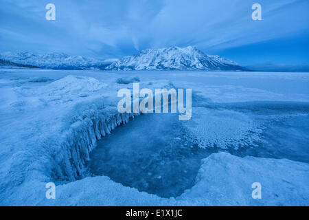 Lago Kluane dopo il ghiaccio ha parzialmente coperto il lago. Pecore Mountainis in distanza nelle prime ore del mattino. Kluane Foto Stock