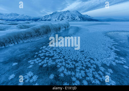 Lago Kluane dopo il ghiaccio ha parzialmente coperto il lago. Pecore Mountainis in distanza nelle prime ore del mattino. Kluane Foto Stock