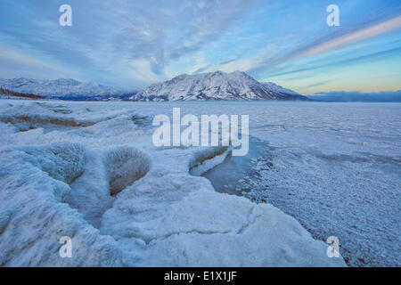 Lago Kluane dopo il ghiaccio ha parzialmente coperto il lago. Pecore Mountainis in distanza nelle prime ore del mattino. Kluane Foto Stock