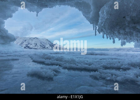 Lago Kluane dopo il ghiaccio ha parzialmente coperto il lago. Pecore Mountainis nella distanza nelle prime ore della mattina visto Foto Stock